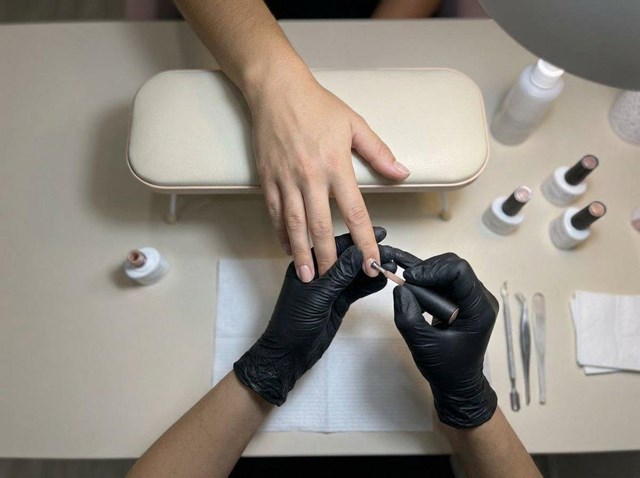 Conserva tu manicura: mantenimiento de refuerzo en Ourense - Imagen 1