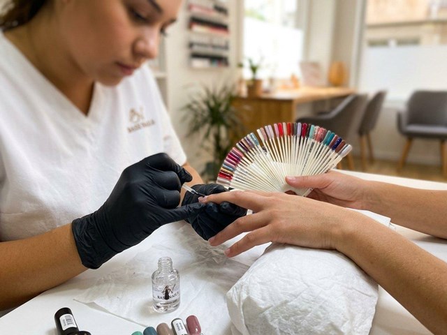 Descubre la manicura profesional vegana en Ourense