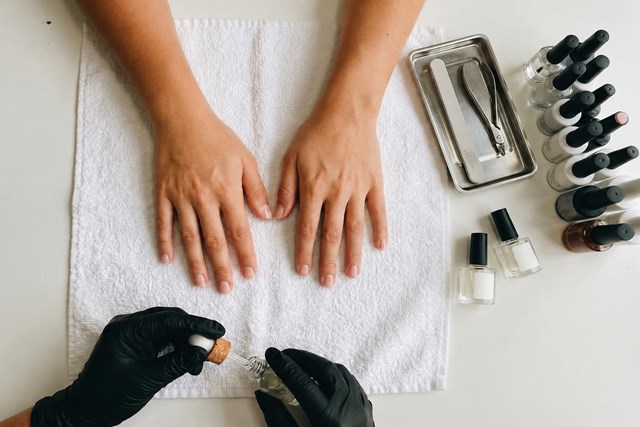Fortalece tu uña natural: manicura básica o tradicional en Ourense - Imagen 1