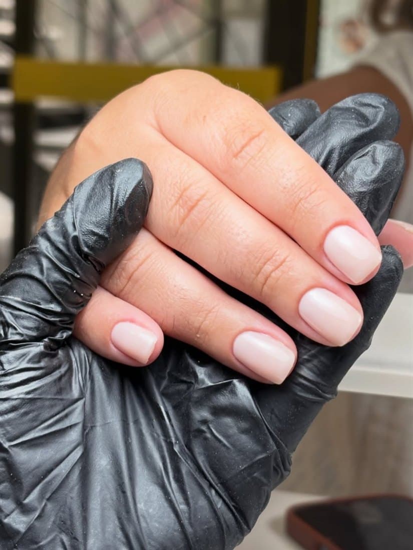 Manicura profesional sobre uña natural en Bass Nails, Ourense
