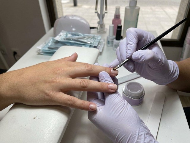 Manicura con gel y esmaltado semipermanente en Ourense