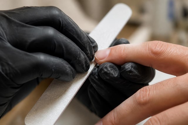 Manos cuidadas en minutos: cortar y limar uñas para hombre en Ourense - Imagen 1