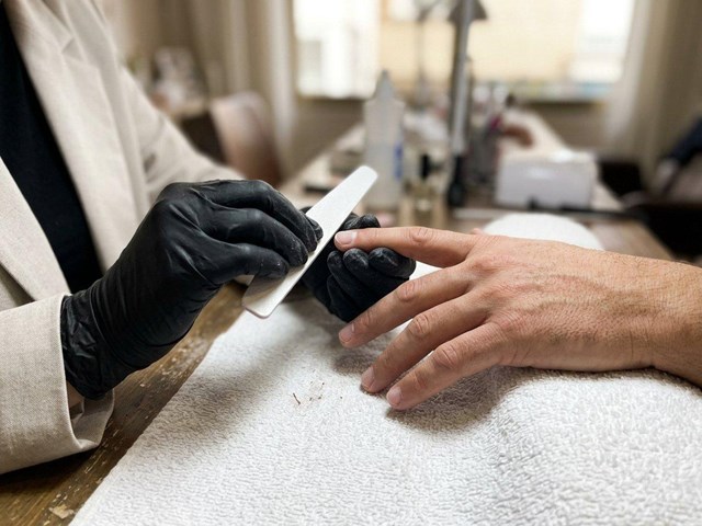 Manos cuidadas en minutos: cortar y limar uñas para hombre en Ourense