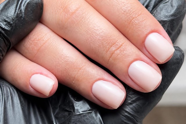 Recupera uñas fuertes: manicura de refuerzo previo en Ourense - Imagen 1