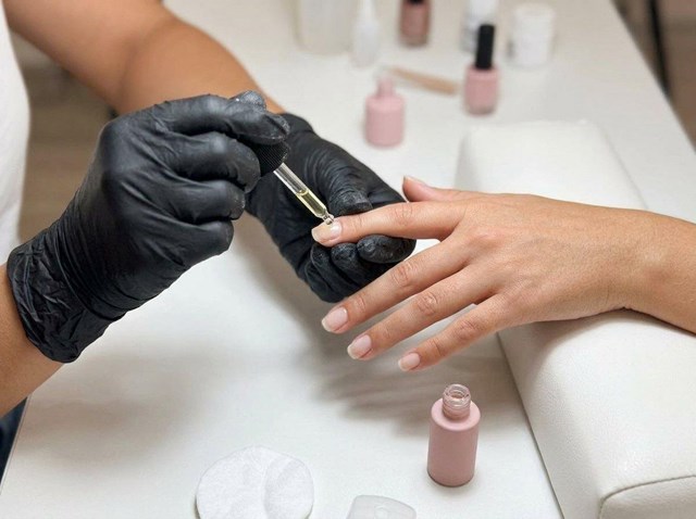 Retirada profesional de gel cuidando la uña natural en Ourense - Imagen 1