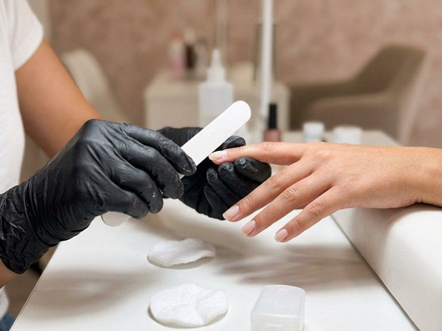 Retirada profesional de gel cuidando la uña natural en Ourense