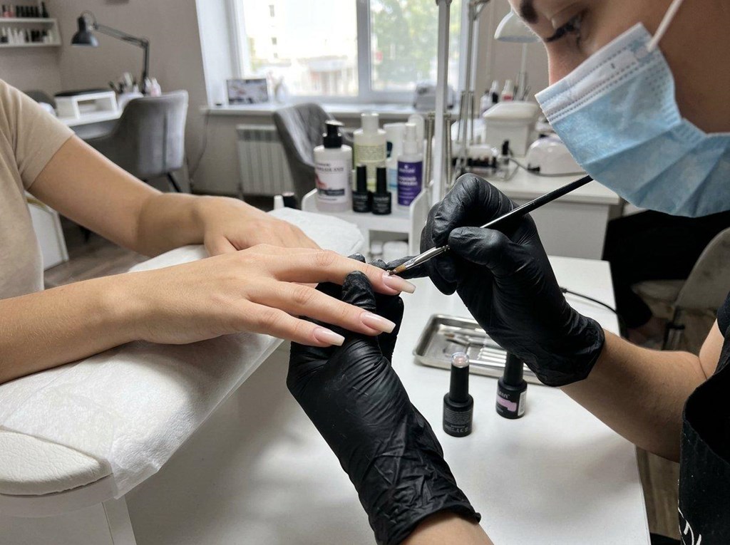 Foto 1 ¿Uñas largas y débiles? Manicura con gel para uñas naturales largas en Ourense