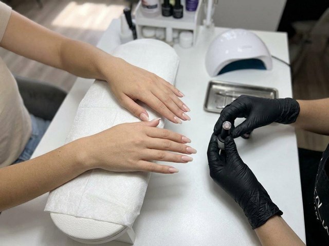 ¿Uñas largas y débiles? Manicura con gel para uñas naturales largas en Ourense - Imagen 1