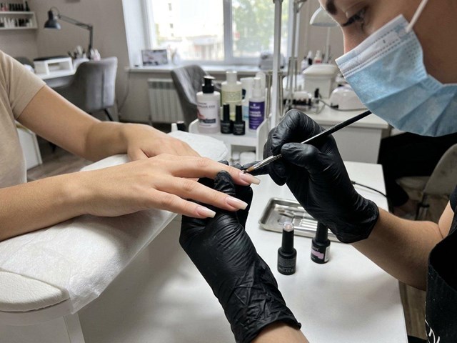¿Uñas largas y débiles? Manicura con gel para uñas naturales largas en Ourense